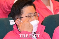 [TF포토] 출구조사 시청하는 황교안