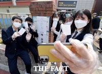 [TF포토] 교복 입고 생애 첫 투표 '찰칵'