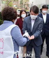 [TF포토] 손소독제 바르는 안철수