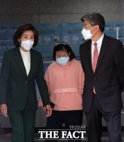 [TF사진관] '운명의 총선'...딸-남편과 투표소 찾은 나경원