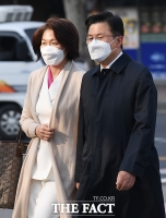 [TF포토] 핑크당복 벗고 차려 입는 황교안