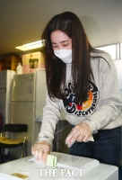 [TF포토] 최희, '투표의 정석'