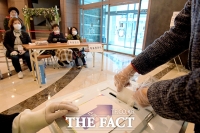 [TF포토] 축의금 아니죠~ '투표용지?' 맞습니다!