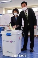 [TF포토] 부인과 투표하는 손학규 상임선대위원장