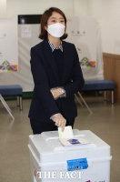 [TF포토] 투표하는 광진을 고민정 후보