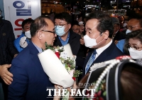 [TF포토] 캠프 들어서는 이낙연