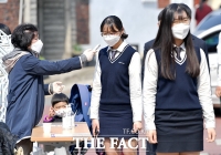 [TF포토] 투표소 들어서는 만 18세 고등학생 유권자