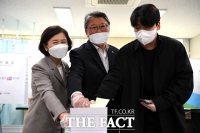 [TF사진관] 가족과 함께 투표소 찾은 조원진 후보