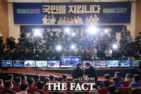 [TF포토] 개표상황실에서 만난 이해찬 대표와 이낙연 선대위원장