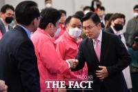 [TF포토] 사퇴 앞두고 인사하는 황교안