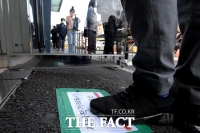 [TF사진관] '1미터 거리두기, 사상 초유의 방역 투표'