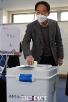 [TF포토] 소중한 한 표 행사하는 김현철 교수