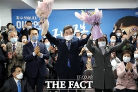 [TF사진관] '종로 빅매치' 당선 확실, 꽃다발 든 이낙연