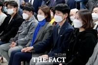 [TF포토] 고민정 후보 손 잡은 남편 조기영 씨