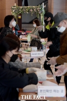 [TF포토] 예식장 로비에 마련된 이색 투표소