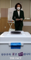 [TF포토] 투표소 찾은 나경원 후보