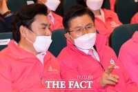 [TF포토] 대화 나누는 황교안-원유철