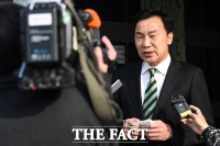 [TF포토] 투표 독려 인터뷰 하는 손학규