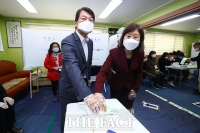 [TF포토] 투표하는 안철수 대표 부부