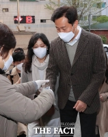 [TF포토] 발열 확인하는 오세훈 후보