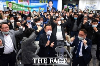 [TF포토] 환호하는 김부겸 캠프