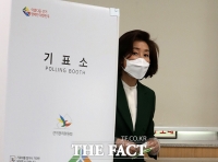 [TF포토] 투표 마친 나경원 후보