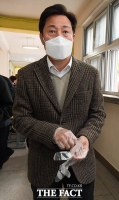 [TF포토] 위생장갑 착용하는 광진을 오세훈 후보