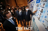 [TF포토] 상황판에 당선 스티커 붙이는 이종걸 선대위원장