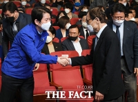 [TF포토] 개표상황실 도착한 이인영과 이해찬