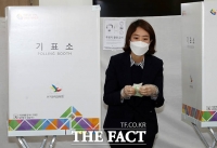 [TF포토] 기표소에서 나오는 고민정 후보