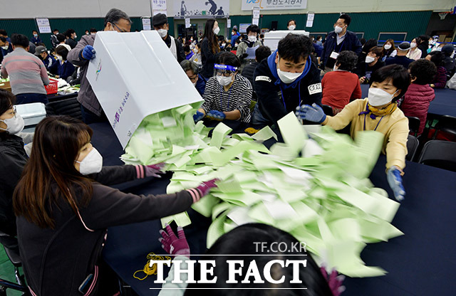 21대 국회의원선거가 종료된 15일 오후 경기 부천체육관에 마련된 개표소에서 선거사무원들이 투표지를 분류하고 있다./이덕인 기자