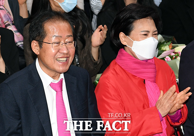 4.15 총선 대구 수성구을 에서 당선된 홍준표 무소속 후보(왼쪽)가 16일 새벽 대구시 수성구 선거사무소에서 당선을 확정한 뒤 미소를 짓고 있다./대구=임영무 기자