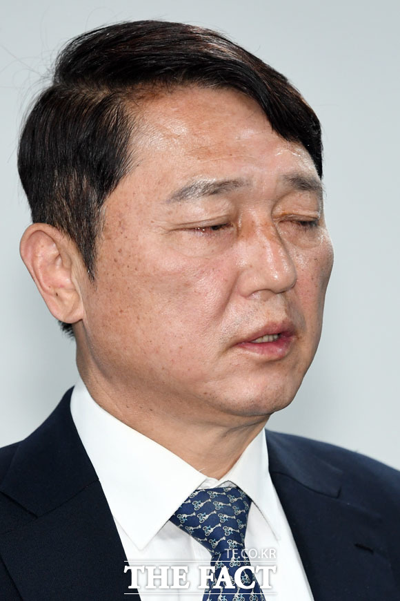 최재성 더불어민주당 송파을 후보가 16일 오전 서울 송파구 선거사무소에서 제21대 국회의원선거 낙선이 확실시 된 후 관계자와 지지자들에게 감사 인사를 전하며 눈시울이 뜨거워지고 있다. /남윤호 기자