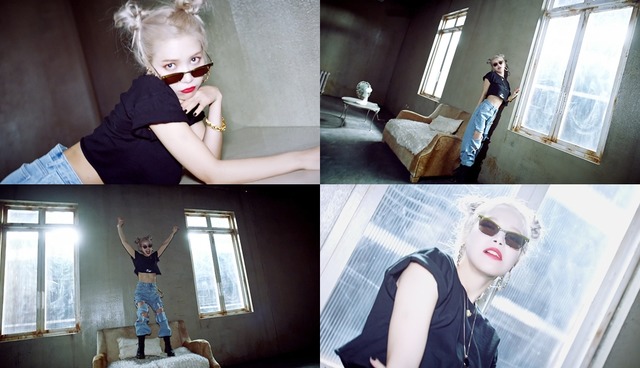 티저 영상 속 솔라는 타이틀곡 뱉어의 중독성 강한 멜로디 위로 다이내믹한 표정 연기와 열정적이고 에너지 넘치는 모습으로 신곡에 대한 기대감을 고조시켰다. /RBW 제공