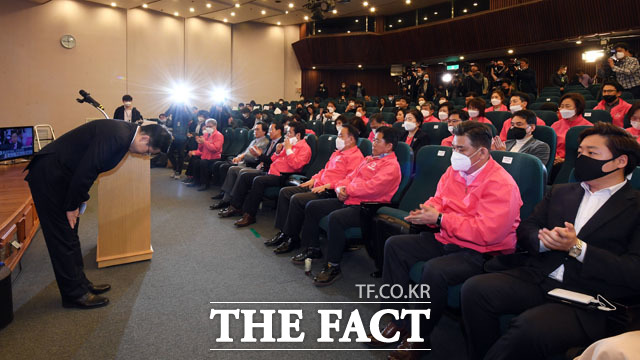 황교안 미래통합당 총괄선대위원장이 15일 오후 서울 여의도 국회도서관에 마련된 제21대 국회의원 선거 개표상황실에서 당직 사퇴를 발표한 뒤 고개를 숙이고 있다. /국회=남윤호 기자