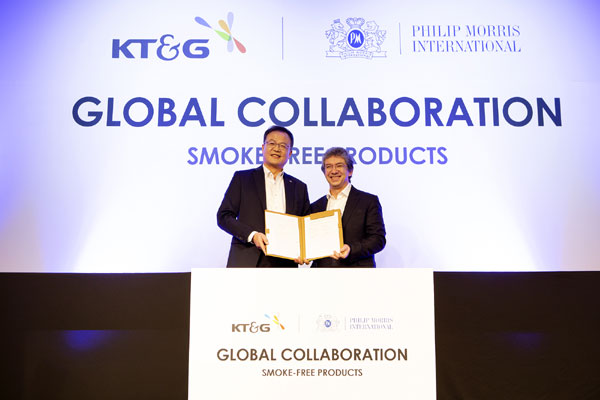 백복인 KT&G 사장(왼쪽)과 안드레 칼란조풀로스 PMI 최고경영자가 KT&G-PMI 글로벌 콜라보레이션 계약 체결식에서 포즈를 취하고 있다. /KT&G 제공
