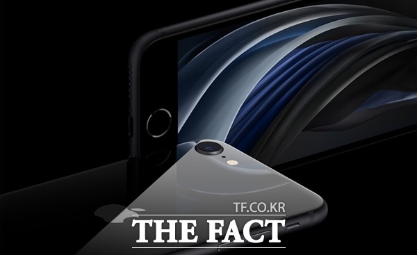 아이폰SE의 전면은 블랙 색상을 적용했으며, 뒷면은 △블랙 △화이트 △레드 등 3가지 컬러로 출시된다. /애플코리아 제공