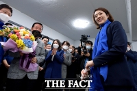 [TF포토] 아버지에게 꽃다발 전한 고민정