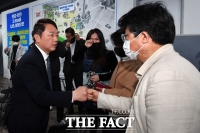 [TF포토] 지지자들에게 감사 인사하는 최재성