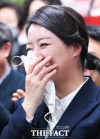 [TF포토] 개표방송 보며 환하게 웃는 배현진