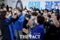 [TF사진관] '지지자와 환호하는 고민정'