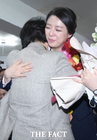 [TF포토] '국회 입성' 배현진, '뜨거운 포옹'