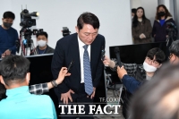 [TF포토] 최재성, '아쉬운 인사'