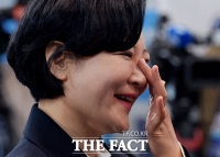 [TF포토] 기쁨의 눈물 닦는 이수진