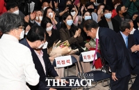 [TF포토] 지지자들에게 허리 숙여 인사하는 홍준표