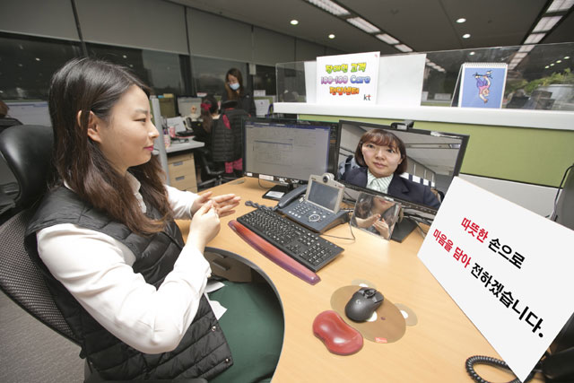 보이는 ARS를 통해 연결된 장애인 고객과 100-100 케어 전담센터 전문 컨설턴트가 장애 유형과 상황을 고려해 상담을 진행하고 있다. /KT 제공