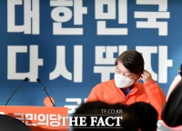 [TF포토] 짧은 발언 후 마스크 쓰는 안철수