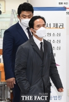 [TF포토] 1심 선고 출석하는 조현범 대표