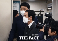 [TF포토] 법정 들어서는 조현범 대표