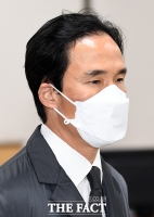 [TF포토] 담담한 표정으로 출석하는 조현범